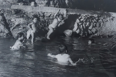 ⼣⽅になるとなかよく川遊び 奥部落