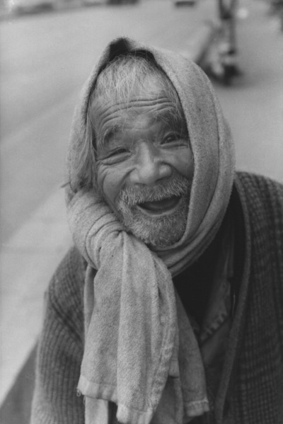 町を掃除している老人