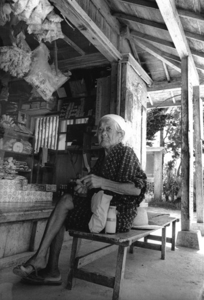 部落の人が足のきれいなばあさんだと言っている　今帰仁上運天